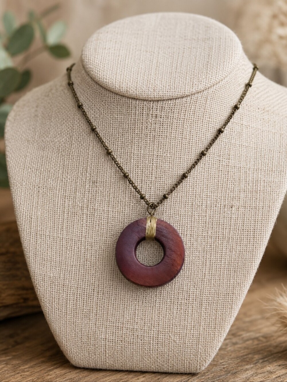 🌿 Elegant Wooden Pendant Necklace – Gold Accents 🌿